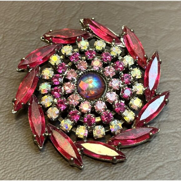 UNSIGNED BEAUTY! Vintage Fuchsia Red & Pink AB Rhinestone Pinwheel Circle Brooch - Picture 1 of 8